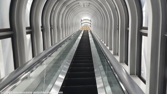 rolltreppe zur aussichtsplattform auf dem dach des umeda sky building in osaka