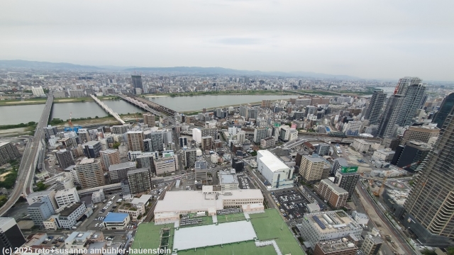 ausblick vom umeda sky building auf osaka
