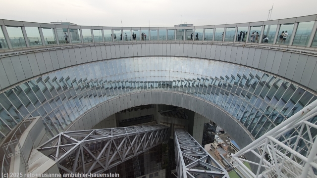 rundgang auf dem dach des umeda sky building in osaka