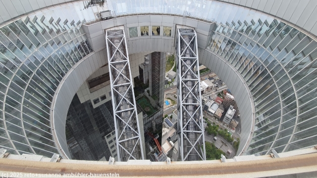 blick ins zentrum des umeda sky building in osaka