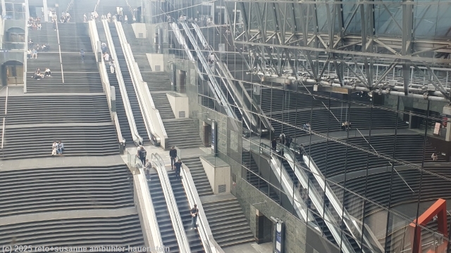 spiegelung im bahnhof kyoto