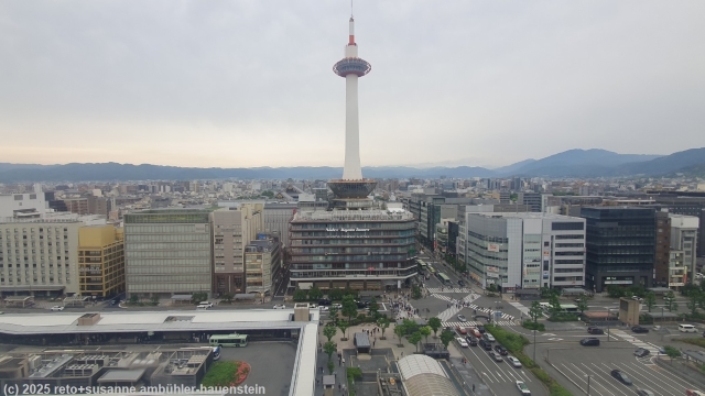 blick vom bahnhof kyoto richtung kyoto tower