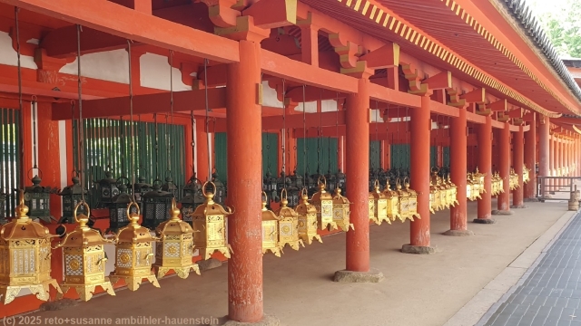 glaenzende lampen beim kasuga taisha in nara