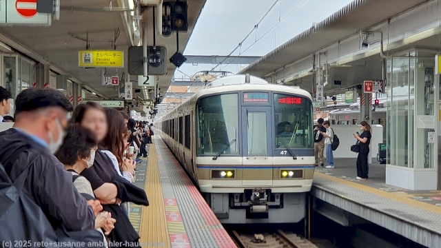 lokalzug im bahnhof nara