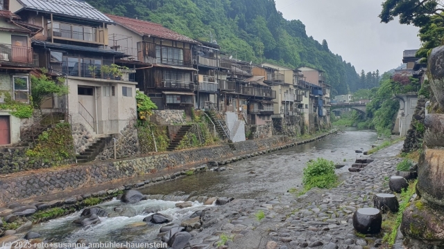 haeuser entlang des kodara river in gujo hachiman