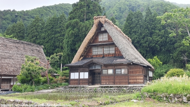 gebaeude im suganuma village bei gokayama