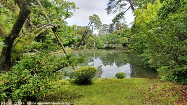 kleiner weiher im kenrokuen garten in kanazawa