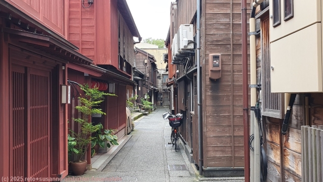 schmale gasse im kazue-machi chaya distrikt in kanazawa