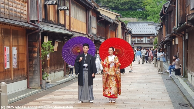 traditionell gekleidetes paar im higashi chaya distrikt in kanazawa