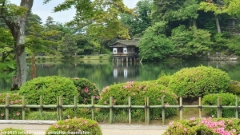 grosser weiher im kenrokuen garten in kanazawa