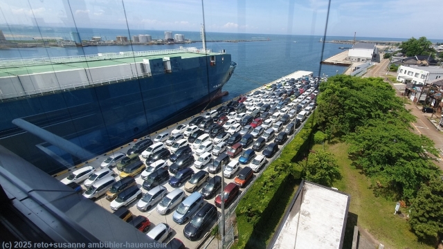 blick vom toyama port observatory auf die autos im hafen