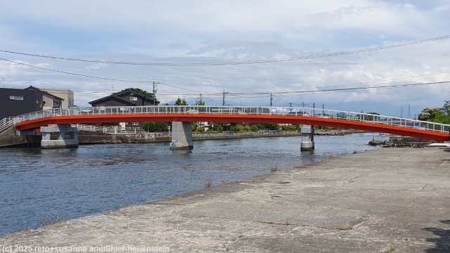 fussgaengerbruecke im hafenviertel von toyama