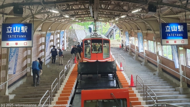 standseilbahn in der tateyama station im verlauf der alpine route