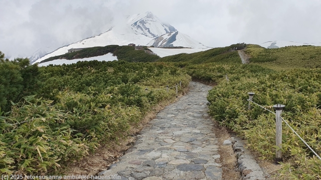 wanderweg bei murodo entlang der alpine route