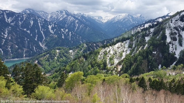 blick von der bergstation daikanbo entlang der alpine route auf das ushiro-tateyama gebirge