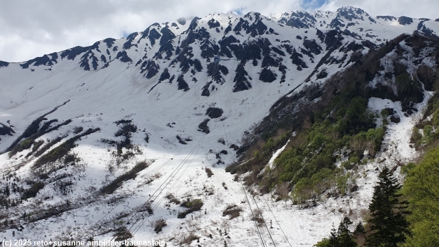 blick von der talstation kurobedaira richtung bergstation daikanbo entlang der alpine route