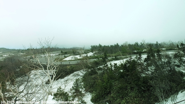 fahrt mit dem highland bus ueber die kurvenreiche bergstrasse von murodo nach bijodaira im verlauf der alpine route
