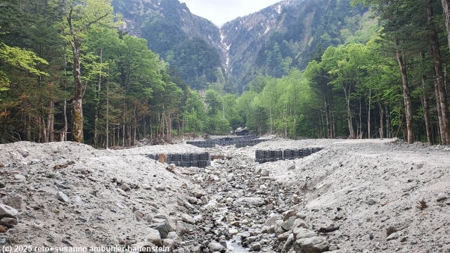 bachbett mit verbauungen am azusa river trail bei kamikochi