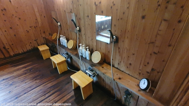waschraum im raicho onsen inn in norikura