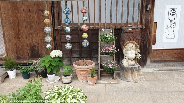 huebsche dekoration bei einem haus in tsumago am nakasendo