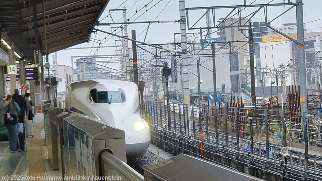 shinkansen im bahnhof nagoya