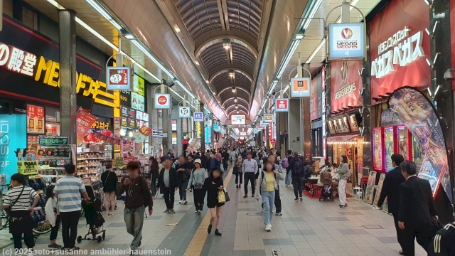 gedeckte tanukikoji shopping street in sapporo