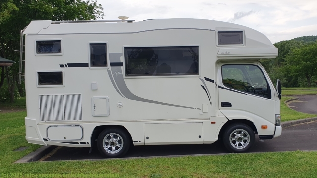 rechte seite des campers ZIL 520 B der firma kegani camp