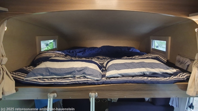 betten im alkoven des campers ZIL 520 B der firma kegani camp