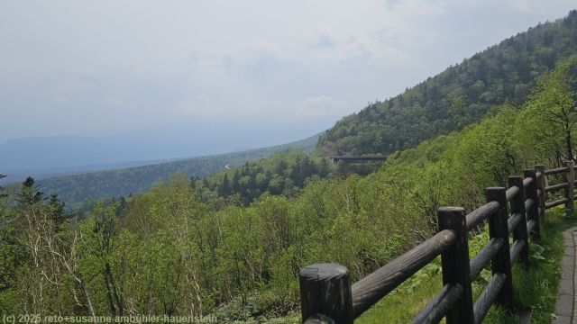 aussicht vom parkplatz auf dem mikuni pass