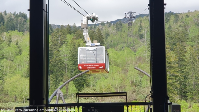 eine der beiden kabinen der asahidake ropeway