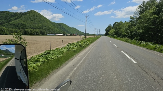 landwirtschaft entlang der national highway route 39 im tal des muka river