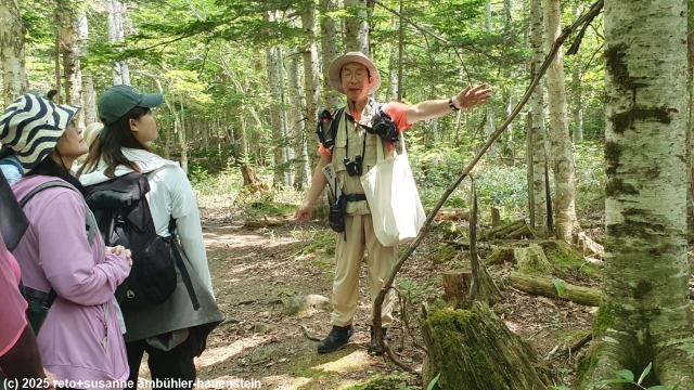unser guide kenichi suzuki auf der rundwanderung ueber den goko lakes trail im shiretoko nationalpark