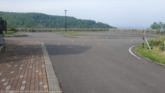 elektrozaun bei der einfahrt zum rausu auto camp