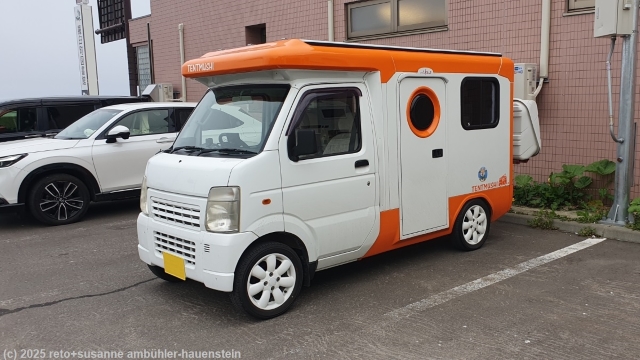 japanischer minicamper auf dem parkplatz der road side station in rausu