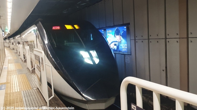 narita express in der ueno station in tokyo