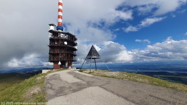 triangulationspunkt und turm auf dem gipfel des chasseral