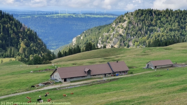 blick vom gipfel des chasseral auf den hof mit dem BnB chasseral