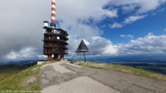 triangulationspunkt und turm auf dem gipfel des chasseral
