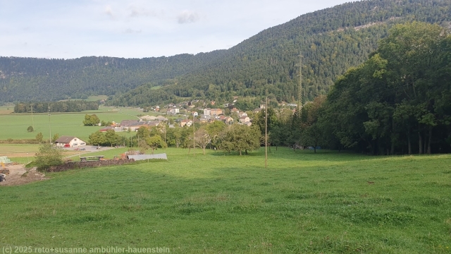 blick zurueck auf den ort noiraigue