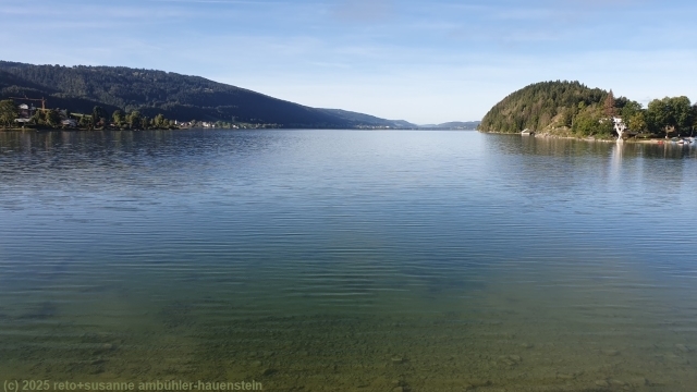 blauer himmel ueber dem lac de joux bei le pont