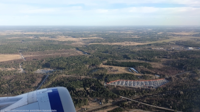 steigflug nach dem start vom flughafen arlanda bei stockholm